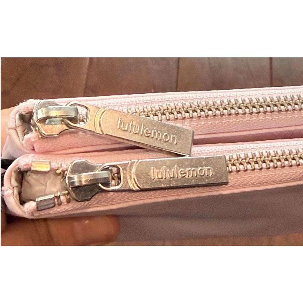 Lululemon Curved Wristlet Clutch W9FZ4S in MEPK Meadowsweet Pink NWT - Picture 4 of 13